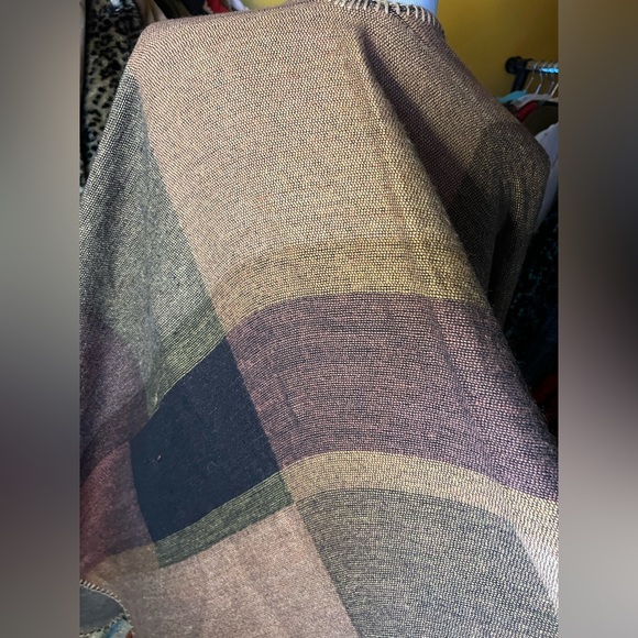 Multicolor poncho/shawl/cape like new and reversible! - Picture 8 of 16
